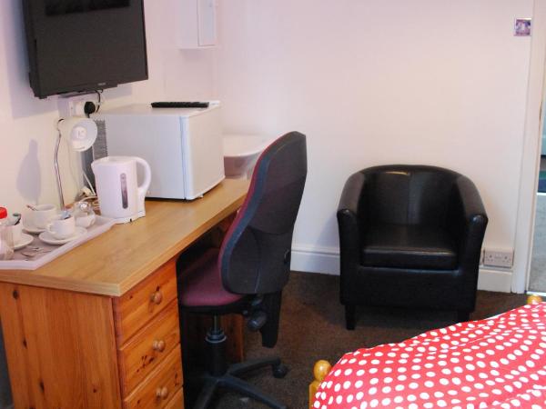 Clift Guest House : photo 4 de la chambre chambre triple avec salle de bains commune