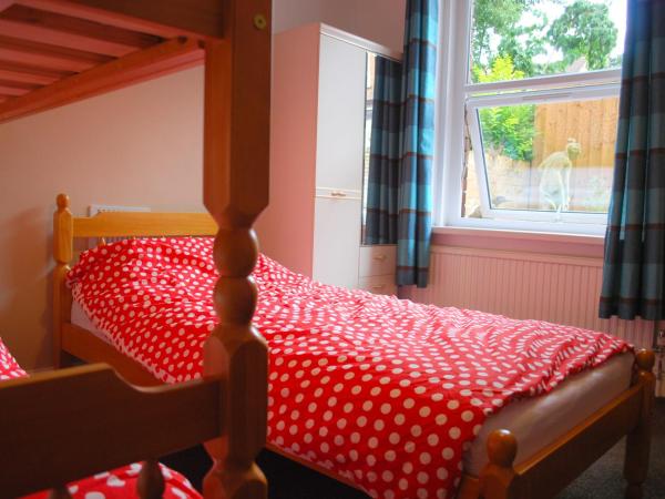 Clift Guest House : photo 1 de la chambre chambre triple avec salle de bains commune