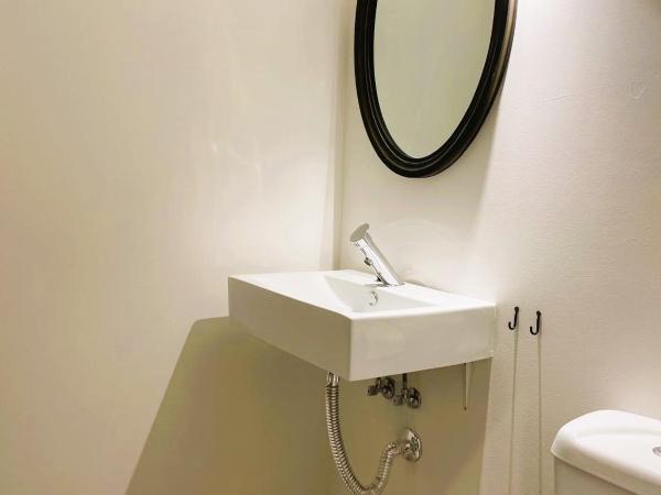 COLLECTION PORT - B&B Boutique , Alicante Center : photo 7 de la chambre chambre lits jumeaux avec salle de bains