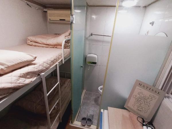 Haechi Stay GuestHouse - For foreigners only : photo 2 de la chambre chambre double avec salle de bains privative