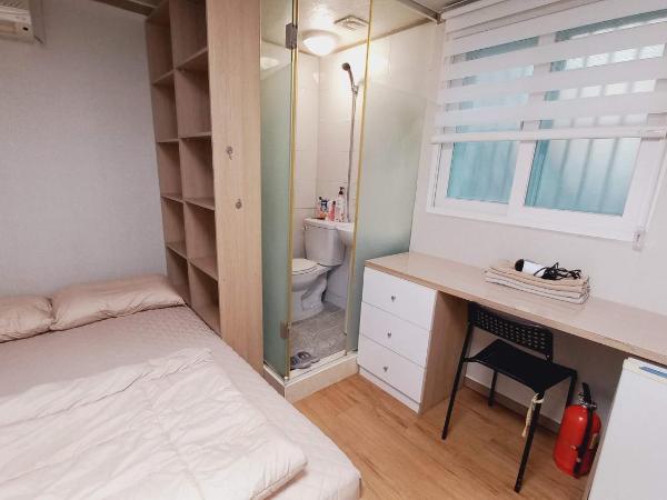 Haechi Stay GuestHouse - For foreigners only : photo 4 de la chambre chambre double avec salle de bains privative