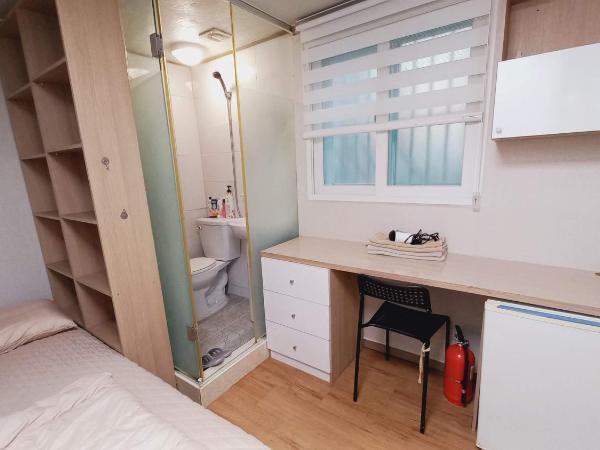 Haechi Stay GuestHouse - For foreigners only : photo 5 de la chambre chambre double avec salle de bains privative