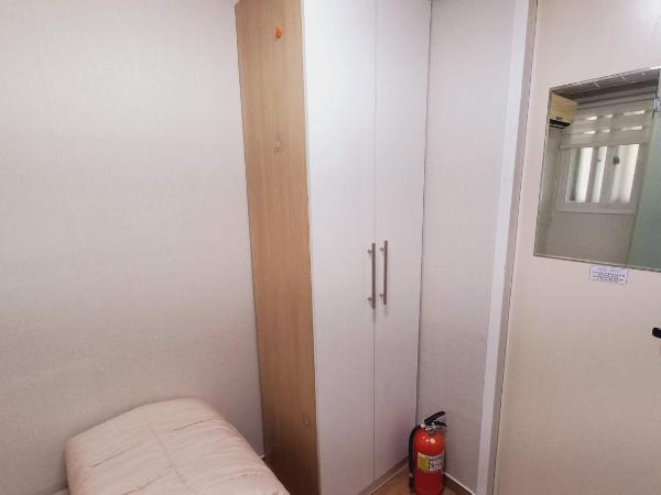 Haechi Stay GuestHouse - For foreigners only : photo 9 de la chambre chambre simple avec salle de bains 