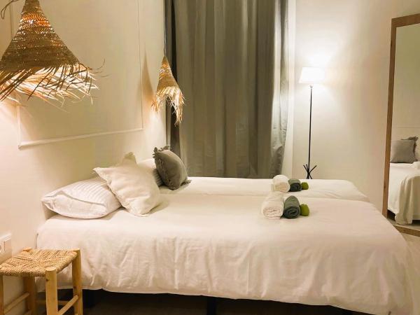 COLLECTION PORT - B&B Boutique , Alicante Center : photo 5 de la chambre chambre lits jumeaux avec salle de bains