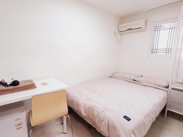 G Yongsan Inn : photo 2 de la chambre chambre double avec salle de bains privative