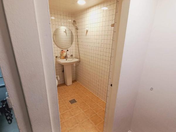 G Yongsan Inn : photo 4 de la chambre chambre double avec salle de bains privative