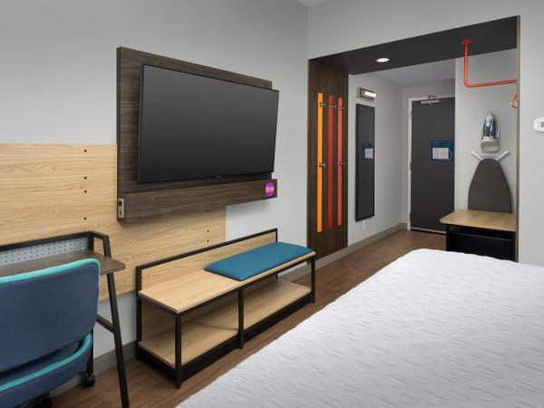 Tru By Hilton Jacksonville Airport : photo 9 de la chambre chambre lit king-size avec douche à l'italienne