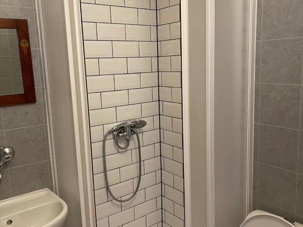 Clown and Bard Hostel : photo 6 de la chambre hébergement privé 5 chambres avec salle de bains