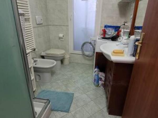 Bedroom and Loft(Soppalco) for rent in via Belle Arti : photo 6 de la chambre chambre simple avec salle de bains commune