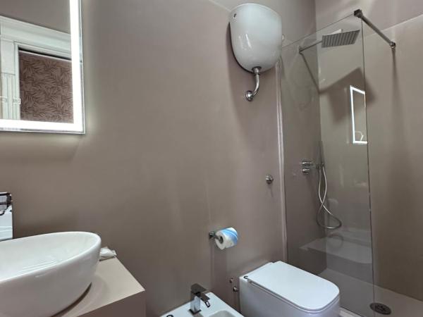 Parthenope Rooms : photo 1 de la chambre chambre lit king-size avec balcon