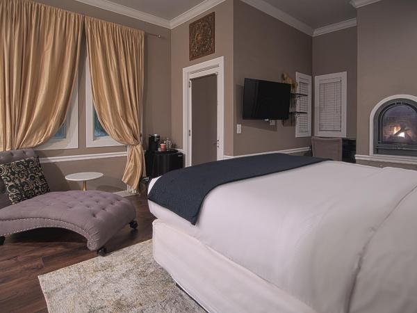 Inn at Parkside : photo 2 de la chambre indulge couples spa room with balcony