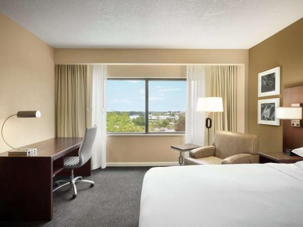 DoubleTree by Hilton Orlando Downtown : photo 1 de la chambre chambre lit king-size - personnes à mobilité réduite - douche accessible en fauteuil roulant