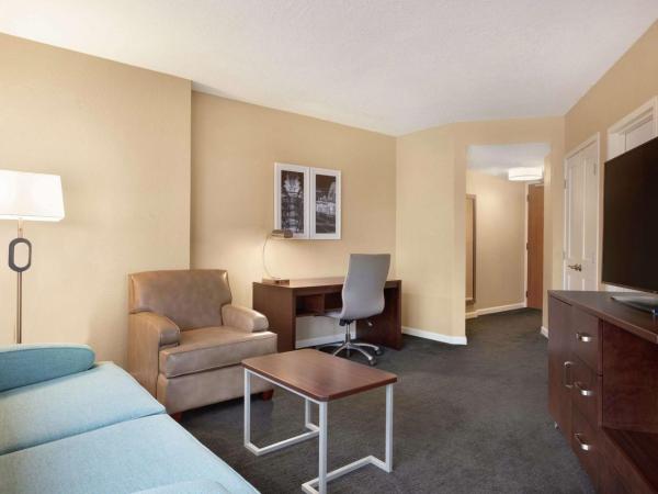 DoubleTree by Hilton Orlando Downtown : photo 1 de la chambre suite junior lit king-size avec canapé-lit