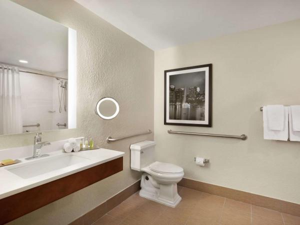 DoubleTree by Hilton Orlando Downtown : photo 3 de la chambre chambre lit king-size avec baignoire - accessible aux personnes à mobilité réduite