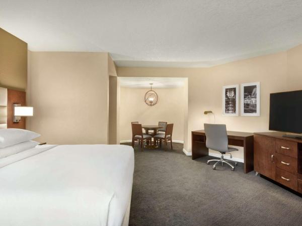 DoubleTree by Hilton Orlando Downtown : photo 3 de la chambre chambre lit king-size avec douche à l'italienne