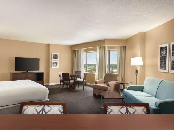 DoubleTree by Hilton Orlando Downtown : photo 5 de la chambre chambre lit king-size - vue sur ville