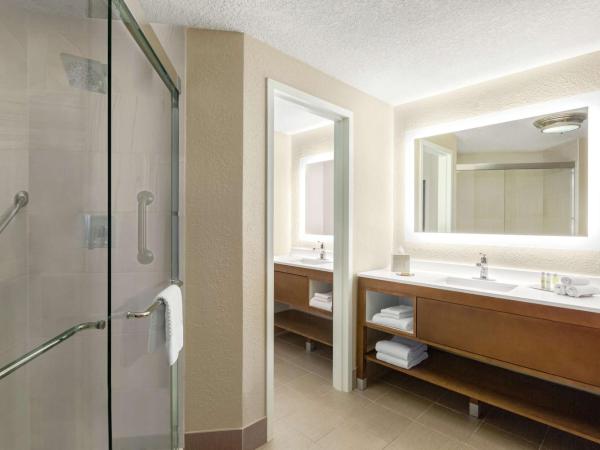 DoubleTree by Hilton Orlando Downtown : photo 1 de la chambre chambre lit king-size avec douche à l'italienne
