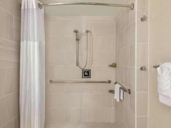 DoubleTree by Hilton Orlando Downtown : photo 5 de la chambre chambre lit king-size - personnes à mobilité réduite - douche accessible en fauteuil roulant
