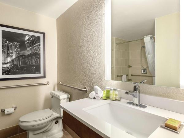 DoubleTree by Hilton Orlando Downtown : photo 6 de la chambre chambre lit king-size - personnes à mobilité réduite - douche accessible en fauteuil roulant