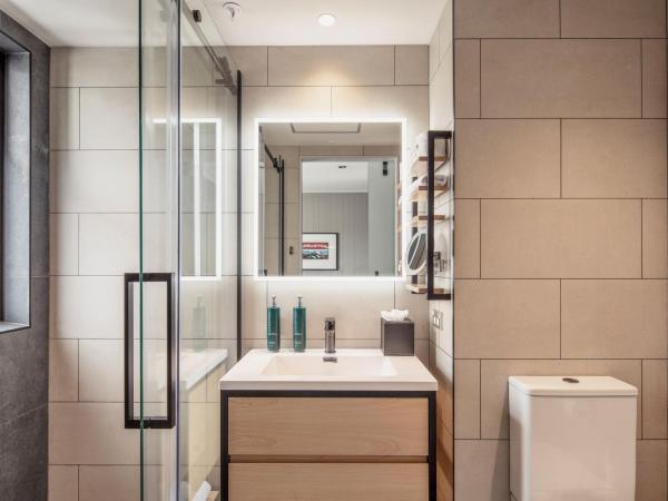 DoubleTree by Hilton Queenstown : photo 8 de la chambre hébergement lit king-size deluxe - vue sur lac