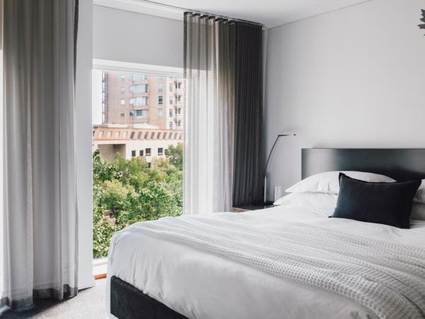 The Como Melbourne : photo 7 de la chambre suite junior lit king-size avec baignoire spa et bureau privé