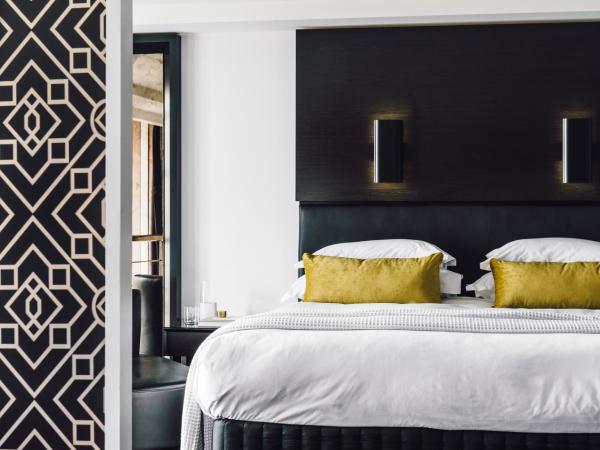 The Como Melbourne : photo 9 de la chambre gold penthouse with one king bed and balcony