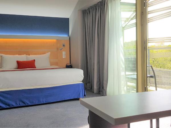 Holiday Inn Express Paris-Canal De La Villette, an IHG Hotel : photo 1 de la chambre suite avec lit double et balcon - vue sur canal de ville