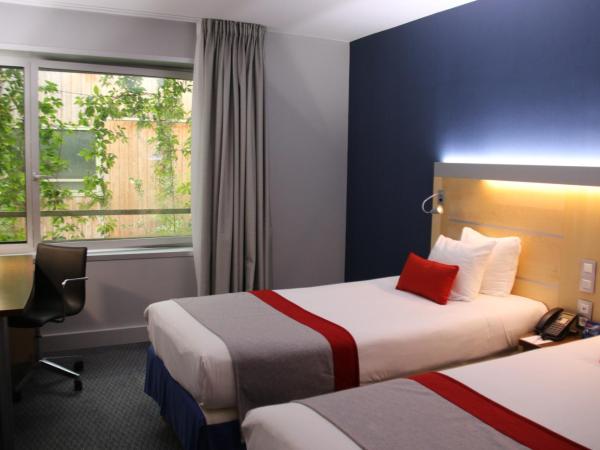 Holiday Inn Express Paris-Canal De La Villette, an IHG Hotel : photo 6 de la chambre chambre lits jumeaux - vue sur jardin