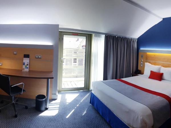 Holiday Inn Express Paris-Canal De La Villette, an IHG Hotel : photo 1 de la chambre suite double avec balcon - vue sur canal