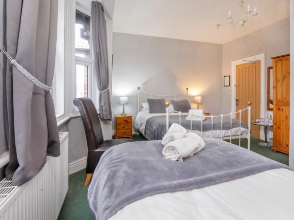 St Marys Guest House : photo 3 de la chambre triple room – 1st floor (5)