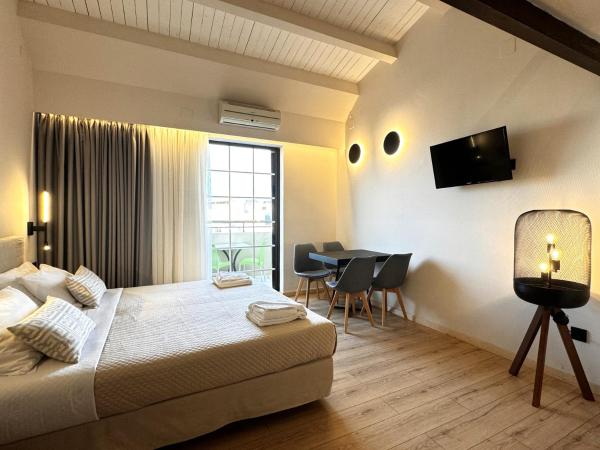 Elina Hotel Apartments : photo 2 de la chambre appartement en duplex avec balcon