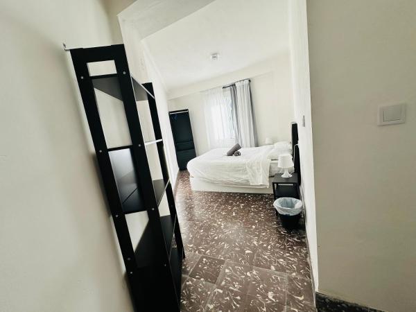 Turia Rooms Valencia : photo 1 de la chambre chambre double avec salle de bains commune