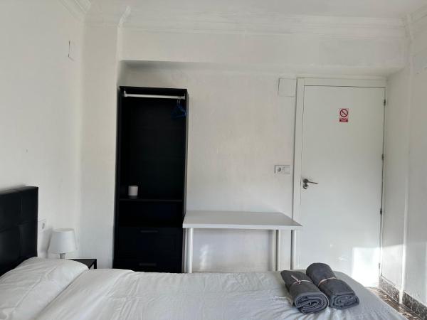 Turia Rooms Valencia : photo 2 de la chambre chambre double avec salle de bains commune