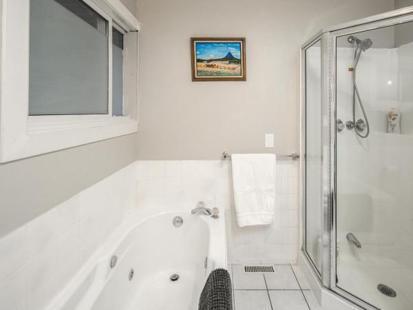 A-Home by chinook mall and Heritage park : photo 6 de la chambre villa 4 chambres