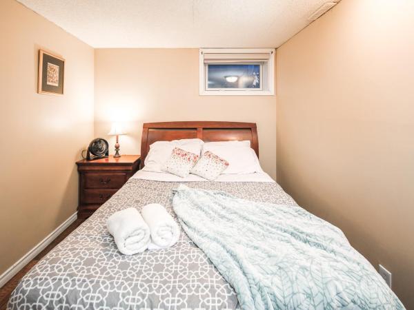 A-Home by chinook mall and Heritage park : photo 8 de la chambre villa 4 chambres