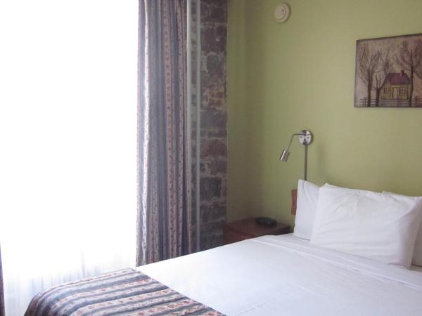 Hôtel Manoir de l'Esplanade : photo 6 de la chambre chambre deluxe avec 2 lits queen-size