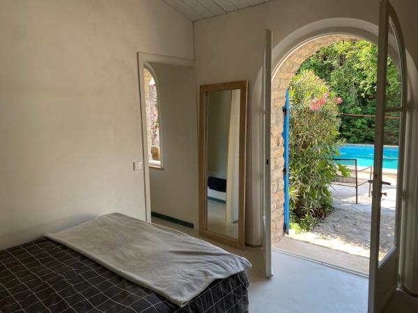 Le Patio aux Oiseaux : photo 8 de la chambre chambre double - vue sur piscine