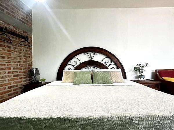 #1-Rooftop Garden-7 Bedrooms-9 Beds-3 Kitchens : photo 9 de la chambre chambre double - vue sur parc