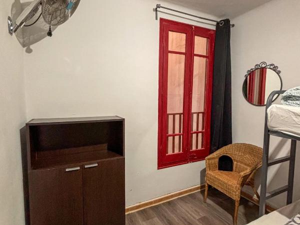 Tarragona Hostel : photo 1 de la chambre chambre triple basique avec salle de bains commune