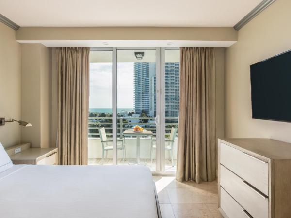 Hilton Bentley Miami South Beach : photo 1 de la chambre suite king 1 chambre avec vue partielle sur l'océan