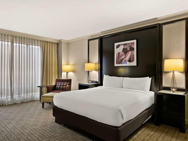 The Royal Sonesta Harbor Court Baltimore : photo 4 de la chambre chambre lit king-size deluxe avec douche accessible en fauteuil roulant - adaptée aux personnes à mobilité réduite/malentendantes
