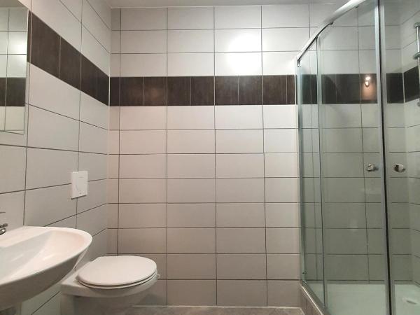R&B Hotel : photo 3 de la chambre chambre triple avec salle de bains privative