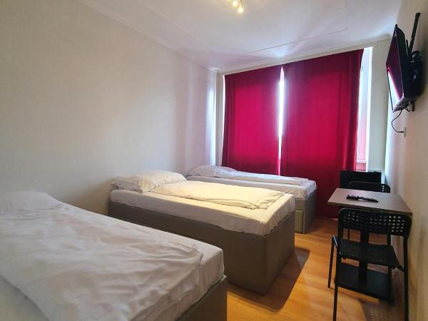 R&B Hotel : photo 1 de la chambre chambre triple avec salle de bains privative
