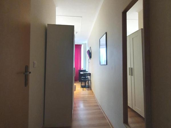 R&B Hotel : photo 2 de la chambre chambre triple avec salle de bains privative