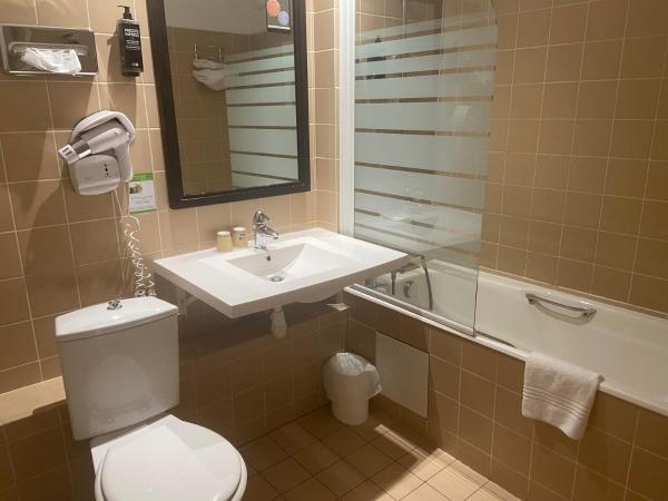 ibis Styles Nantes Centre Place Royale : photo 4 de la chambre suite familiale standard avec 1 lit double et lits jumeaux