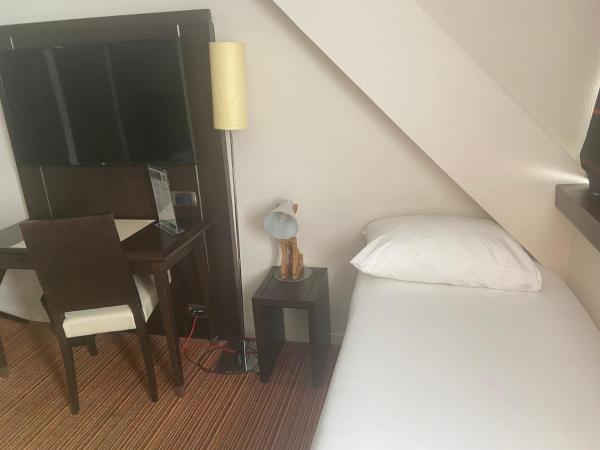 ibis Styles Nantes Centre Place Royale : photo 3 de la chambre suite familiale standard avec 1 lit double et lits jumeaux