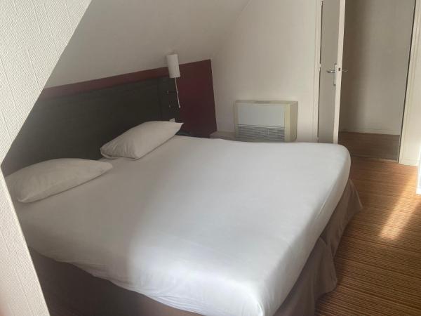 ibis Styles Nantes Centre Place Royale : photo 2 de la chambre suite familiale standard avec 1 lit double et lits jumeaux