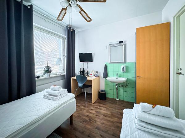 Hostelli Matkustajakoti : photo 9 de la chambre chambre lits jumeaux avec salle de bains commune