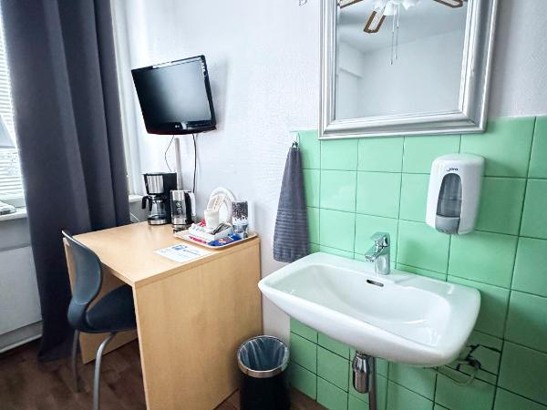 Hostelli Matkustajakoti : photo 7 de la chambre chambre lits jumeaux avec salle de bains commune