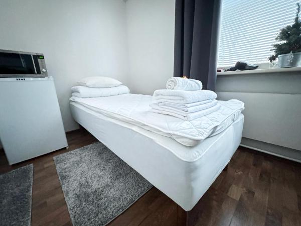 Hostelli Matkustajakoti : photo 10 de la chambre chambre lits jumeaux avec salle de bains commune
